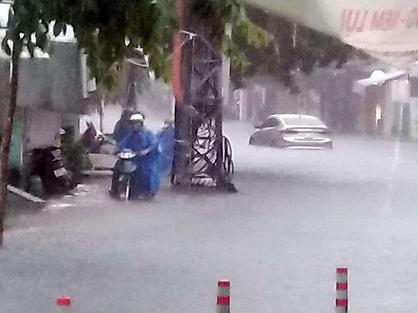 Mưa lớn những ngày vừa qua đã gây ngập lụt nhiều nơi trên địa bàn Đà Nẵng.
