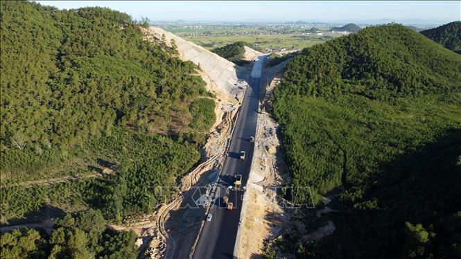 Nhà thầu đề nghị làm rõ nghi vấn mặt đường cao tốc bị đổ hóa chất