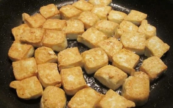 Một cách duy nhất, cực đơn giản để rán thức ăn 'lành lặn' khi chảo chống dính bị bong tróc