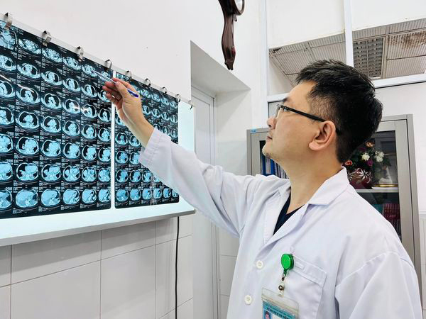 Cắt thành công bướu giáp khổng lồ nằm sâu trong lồng ngực cụ bà gần 90 tuổi