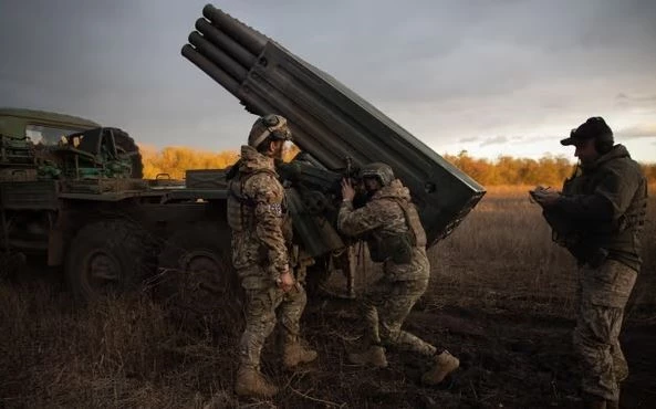 Binh sỹ Ukraine vận hành pháo Grad-1 ở Donetsk. Ảnh: Getty.