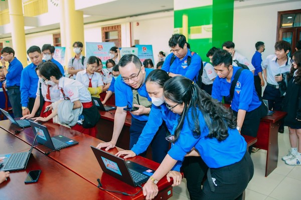 Đề xuất phát huy nguồn lực trẻ trong phát triển dịch vụ công trực tuyến