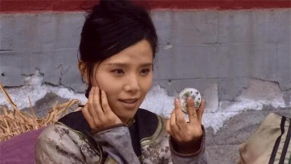 Sau khi được Ung Chính sủng ái ba lần trong một đêm, Lệ tần không hề được lật thẻ bài một lần nữa, lý do thực sự rất đơn giản 1 Ung Chính, Lệ tần