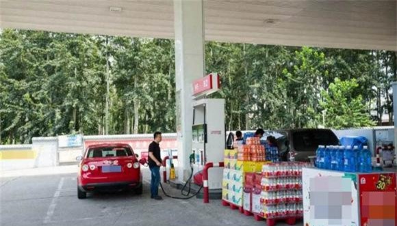 tài xế, đổ xăng, đổ xăng buổi trưa