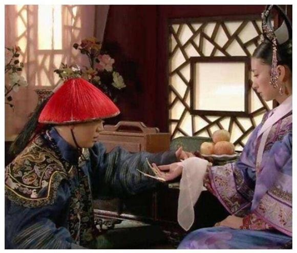 Thái y ra vào hậu cung không thể tránh khỏi việc tiếp xúc với các phi tần, hoàng thượng sao lại không lo lắng? 2 thái y, phi tần, hoàng thượng, hoàng cung