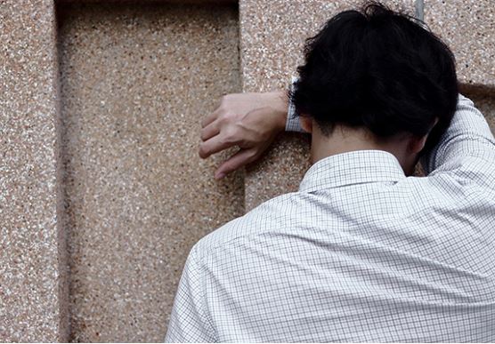 Đang ngồi uống cà phê, bất ngờ một đứa bé ăn mặc rách rưới chạy đến gọi bạn gái tôi là mẹ, chưa hết ngạc nhiên thì tôi đã sốc vì phản ứng của cô ấy