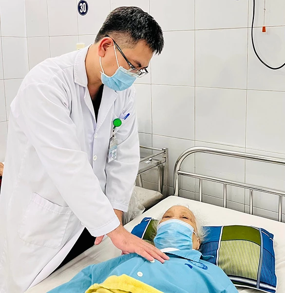 BS.CKII Thân Trọng Vũ trực tiếp thăm khám, điều trị cho cụ bà Trần Thị T sau ca mổ.