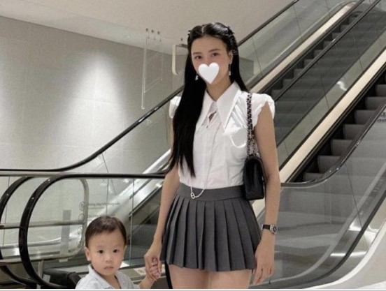 Cựu "hoa khôi tiếp viên hàng không Việt” mê kiểu váy xếp ly, từ gái 2 con trẻ như nữ sinh