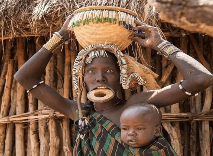 Bộ tộc Mursi với tục lệ đeo đĩa vào môi
