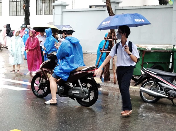 Dự báo thời tiết còn diễn biến thất thường, Sở GD&ĐT Đà Nẵng khuyến cáo phụ huynh và học sinh cẩn trọng khi đi lại trên đường.