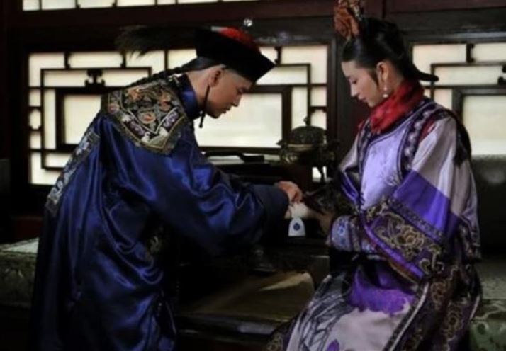 Thái y ra vào hậu cung không thể tránh khỏi việc tiếp xúc với các phi tần, hoàng thượng sao lại không lo lắng?