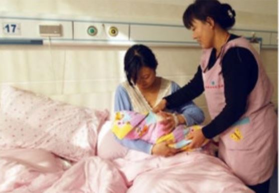 Vợ đẻ mà ngày nào mẹ cũng luộc đậu bắp mang vào viện, tôi đổ thùng rác để hối hận không kịp