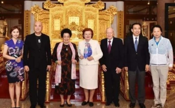 Hậu duệ của Từ Hi Thái hậu: Từ Cách Cách nghèo đói tới nữ tỷ phú sở hữu hơn 50 tỷ NDT, chủ một con phố ở Bắc Kinh