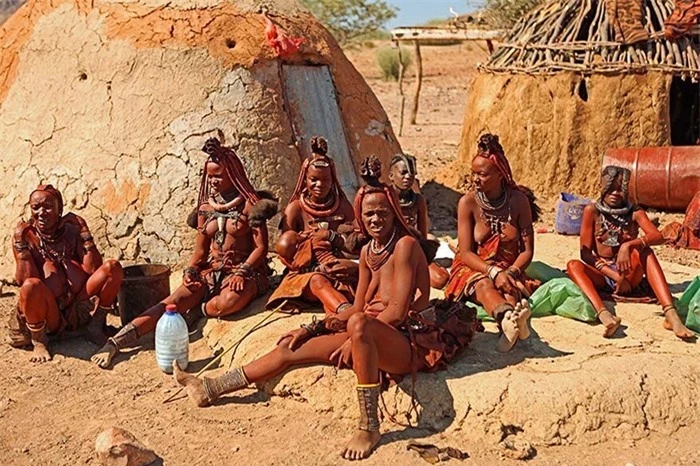 Phụ nữ Himba bên cạnh những ngôi nhà của họ