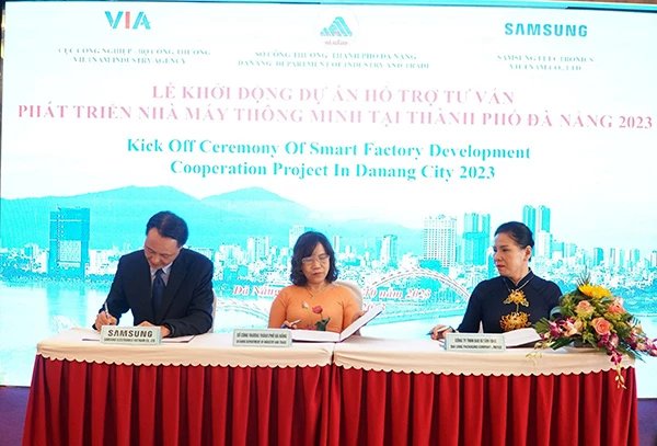Đại diện Sở Công Thương, Công ty TNHH Samsung Electronics Việt Nam và Công ty TNHH Bao bì Tân Long ký kết biên bản ghi nhớ.