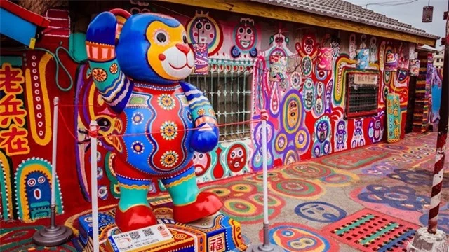 Những tác phẩm nghệ thuật rực rỡ sắc màu ở Ngôi làng Cầu vồng tại thành phố Đài Trung, Đài Loan (Trung Quốc). Ảnh: CNN.
