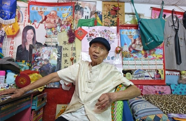 Ông Hoàng Vĩnh Phúc – “Ông Cầu vồng” của ngôi làng thần tiên ở thành phố Đài Trung, Đài Loan (Trung Quốc). Ảnh: CNN.