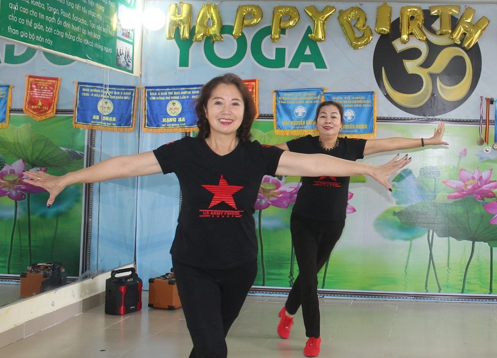 ‘Gánh’ Yoga lên non