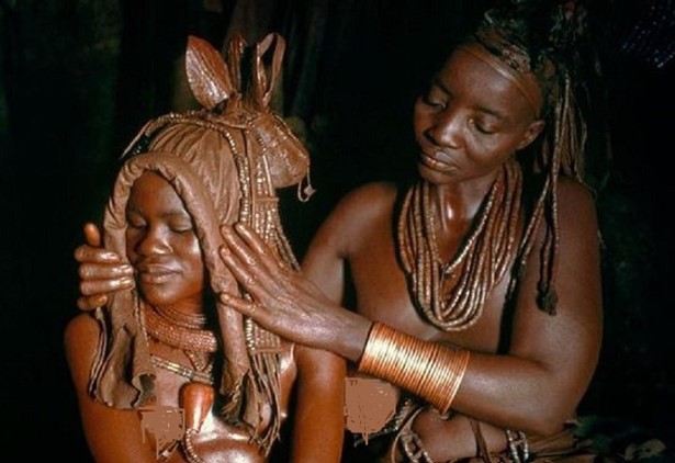 Bộ lạc Himba làm đẹp bằng đất đỏ và tắm bằng khói thảo mộc