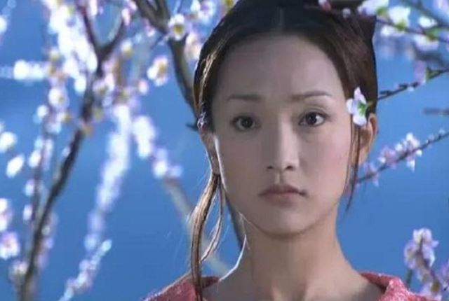 Hoàng Dung xinh đẹp như tiên, Quách Tĩnh và Âu Dương Khắc đều bị mê hoặc, vì sao chỉ có Dương Khang thờ ơ?