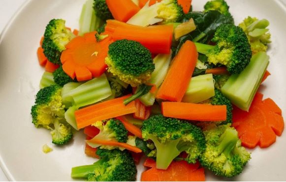 Ăn rau quả có đặc điểm này khiến tử cung và buồng trứng nhanh già, bác sĩ chỉ rõ 5 thói quen chị em cần làm