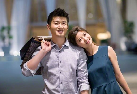 Đi mua đồ với bạn gái mà tôi toát mồ hôi hột, lúc tôi rút ví ra thanh toán thì cô ấy bật cười và nói một câu khiến tôi đờ người