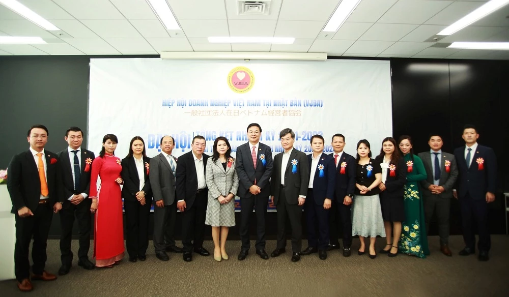 Đại sứ Việt Nam tại Nhật Bản Phạm Quang Hiệu (thứ 8 từ trái sang) chúc mừng Ban Chấp hành, Ban Cố vấn, Ban Kiểm tra Hiệp hội Doanh nghiệp Việt Nam tại Nhật Bản nhiệm kỳ 2023-2025.