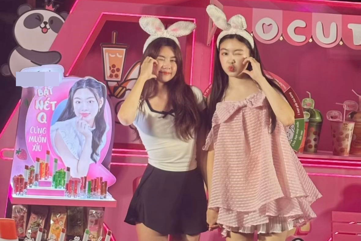 Hai con gái nhà Quyền Linh lộ diện qua camera thường, không phải nhan sắc mà đôi chân mới là cực phẩm