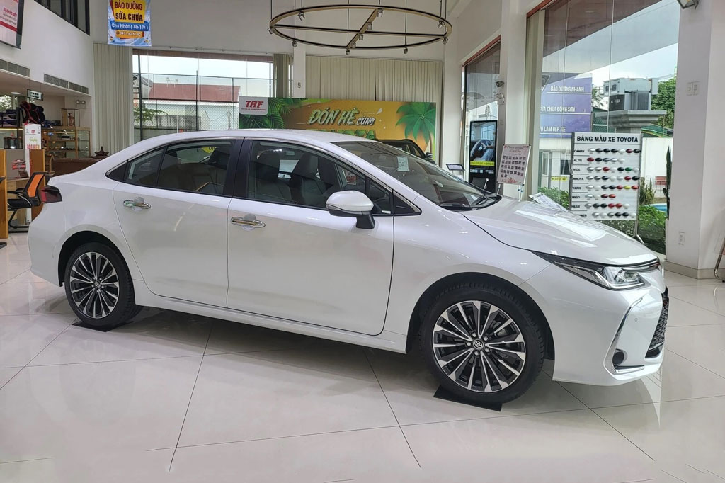 Giá lăn bánh Toyota Corolla Altis 2023: Rẻ nhất 800 triệu đồng