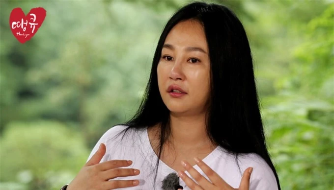 Không cần trang điểm cầu kỳ, Ha Yoo Mi vẫn trẻ trung ở tuổi U60