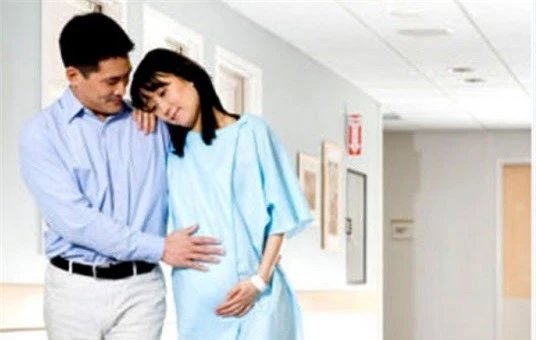 Nhờ đồng nghiệp đưa đi khám thai, tôi sững sờ thấy chồng đang chăm sóc bà bầu khác - 2