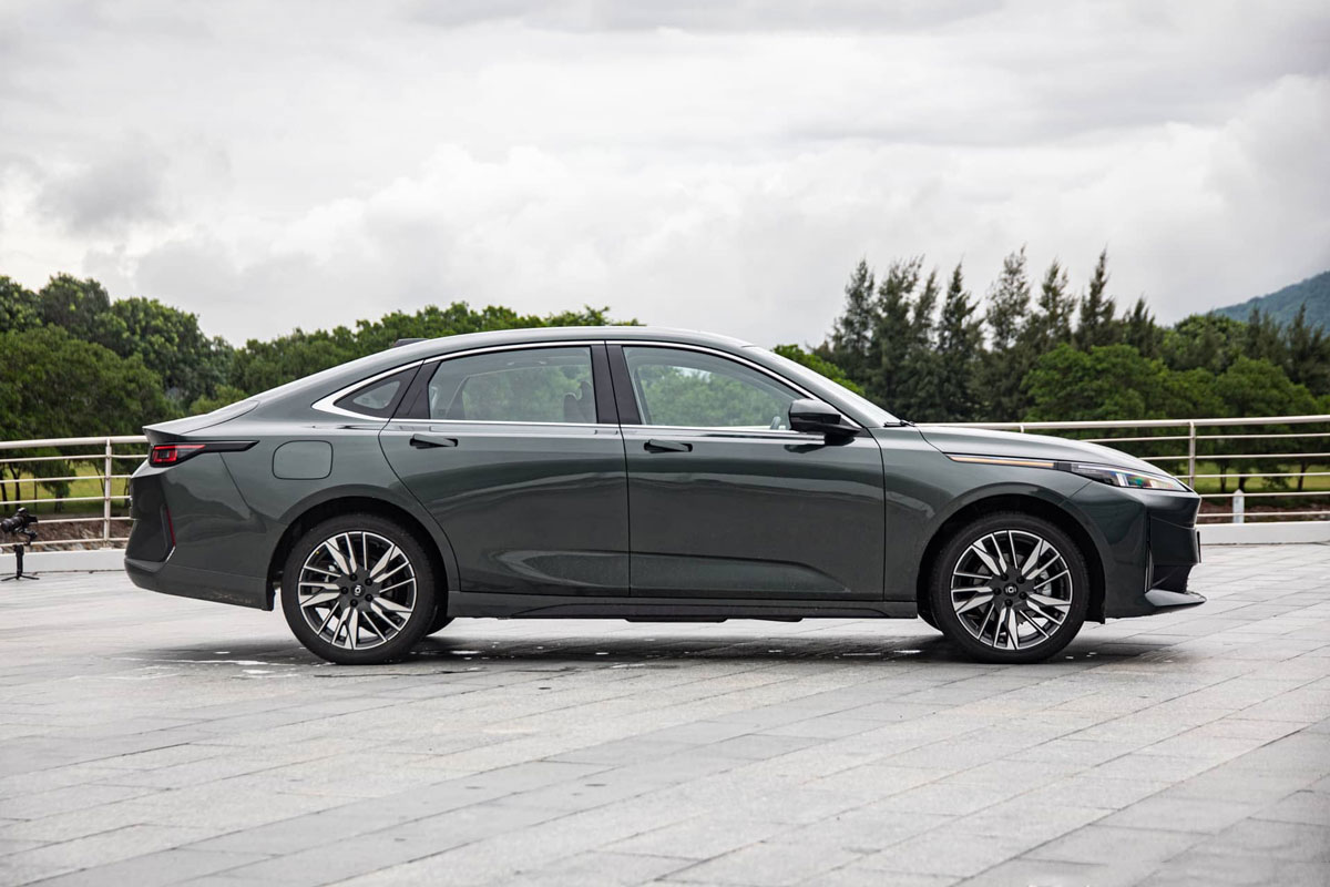 Xe sedan công suất 215 mã lực, ‘uống’ chưa tới 1 lít xăng/100 km, giá gần 300 triệu đồng