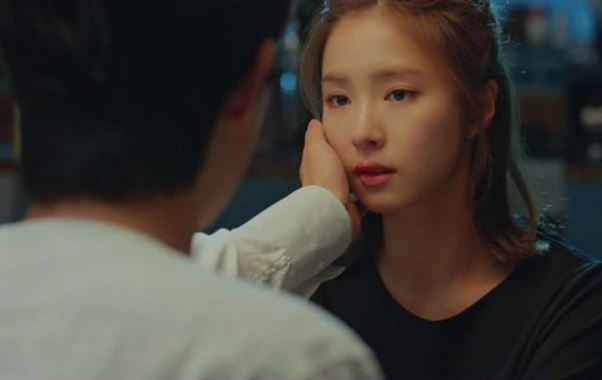 
Hớn hở cầm giấy tờ nhà đến cầu hôn bạn gái, cô ấy thở dài đưa lại cho tôi một tấm thiệp mời đỏ chót kèm câu nói cả đời khó quên