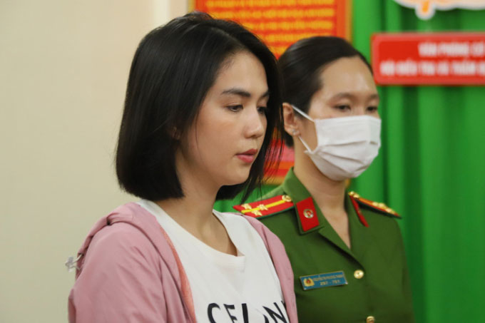 Cu&#x1ED9;c s&#x1ED1;ng c&#x1EE7;a Ng&#x1ECD;c Trinh tr&#x1B0;&#x1EDB;c khi b&#x1ECB; b&#x1EAF;t t&#x1EA1;m giam &#x1EDF; tu&#x1ED5;i 34: &#x1ED2;n &#xE0;o v&#xE0; tai ti&#x1EBF;ng