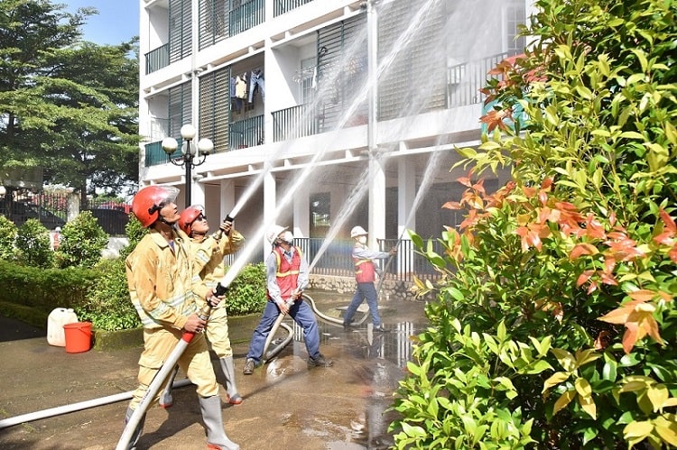 Công nhân Nhôm Đắk Nông diễn tập chữa cháy, cứu nạn