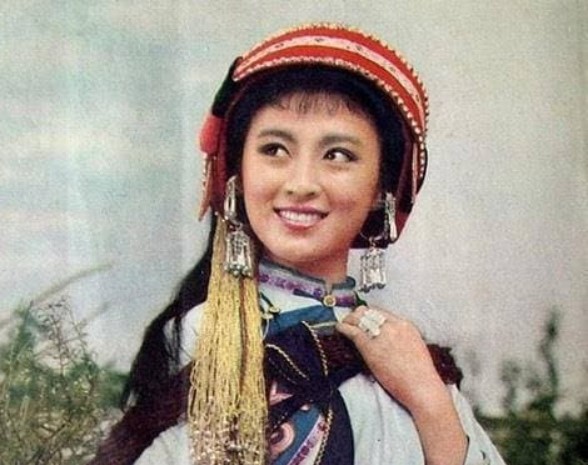 'A Thi Mã' duy nhất trong giới điện ảnh: 19 tuổi trở thành minh tinh, 24 tuổi không may bị bệnh thần kinh, nửa đời còn lại dù điên khùng nhưng sống hạnh phúc bên chồng con