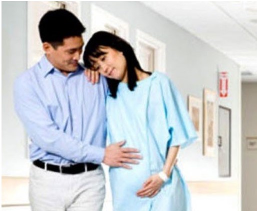 Nhờ đồng nghiệp đưa đi khám thai, tôi sững sờ thấy chồng đang chăm sóc bà bầu khác