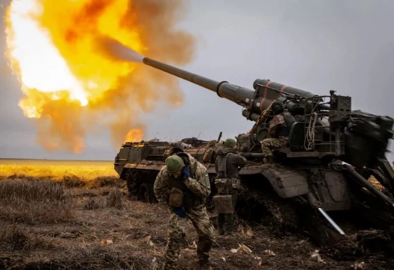Pháo binh Ukraine nhả đạn. Ảnh: Nytimes.
