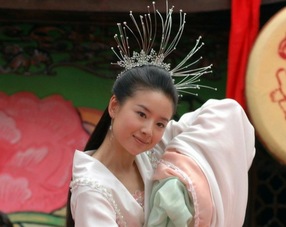 “Chúc Anh Đài” Đổng Khiết lộ vóc dáng đáng lo ngại khi đọ sắc bên mỹ nhân kém 22 tuổi qua ống kính “người qua đường”