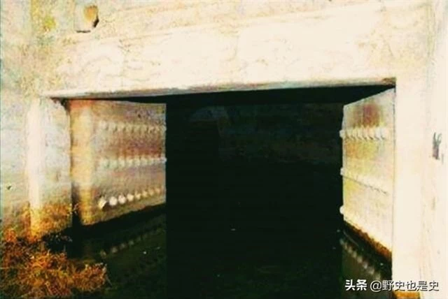 Cánh cổng mở ra lối dẫn vào lăng mộ của vua Khang Hy ngập nước. Ảnh: Daydaynews.