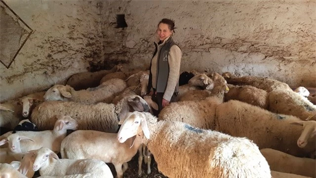 Shepherdess Agnes Garrone là một trong số ít cư dân của ngôi làng Coumboscuro ở Italy. Ảnh: CNN.