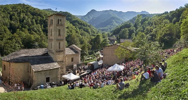 Các lễ hội và các cuộc diễu hành theo truyền thuyết dân gian nhằm tôn vinh các truyền thống của vùng Provence thường được tổ chức trong làng. Ảnh: CNN.