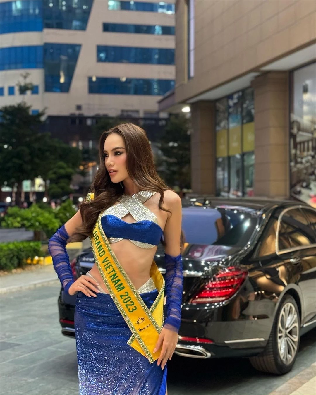 Loạt váy cut-out táo bạo của Lê Hoàng Phương ở Hoa hậu Hòa bình ảnh 10