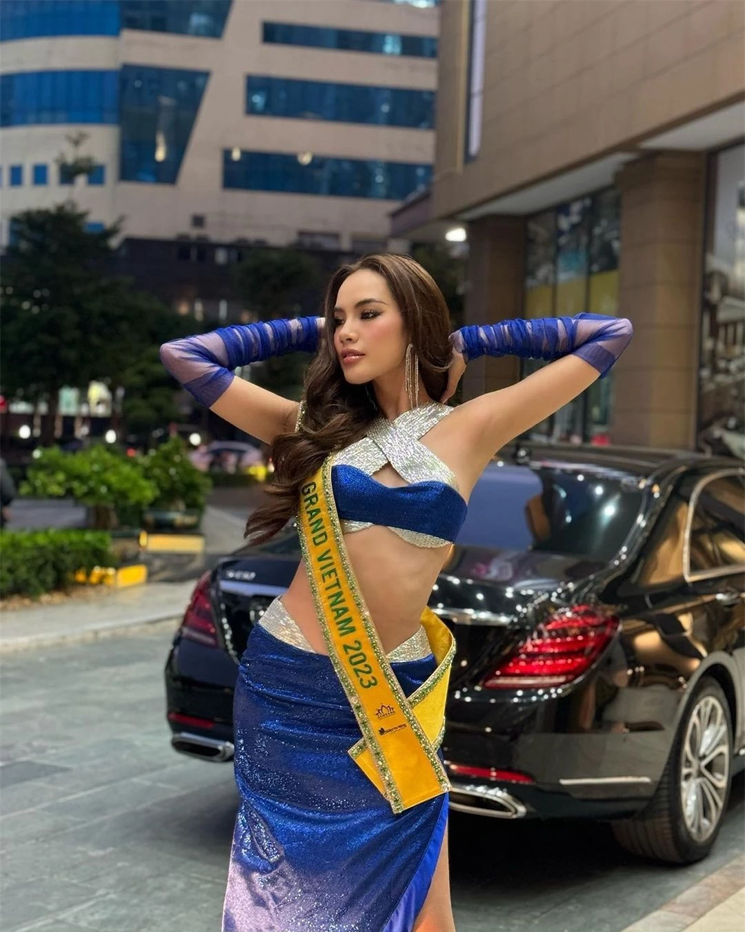 Loạt váy cut-out táo bạo của Lê Hoàng Phương ở Hoa hậu Hòa bình ảnh 11