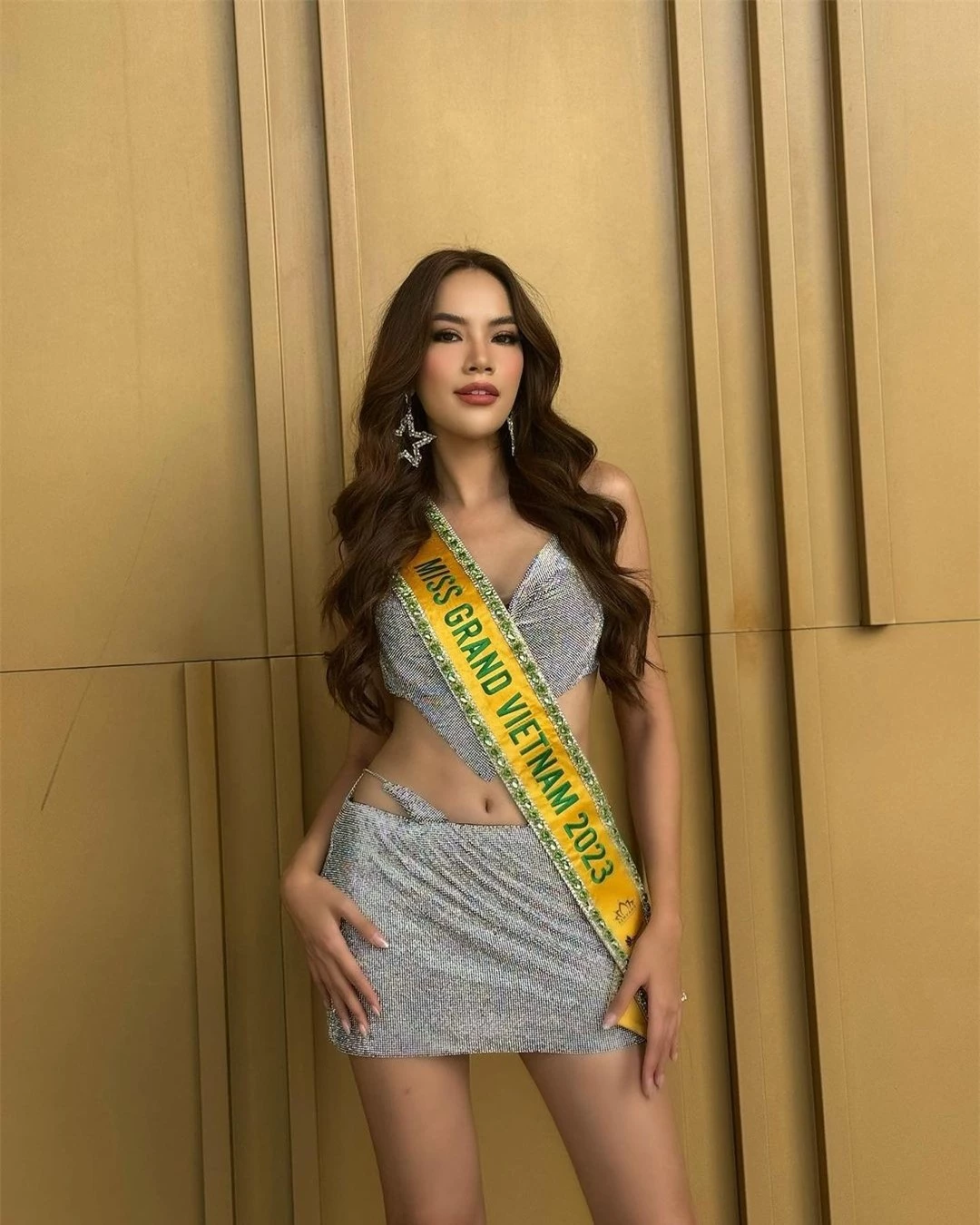 Loạt váy cut-out táo bạo của Lê Hoàng Phương ở Hoa hậu Hòa bình ảnh 16