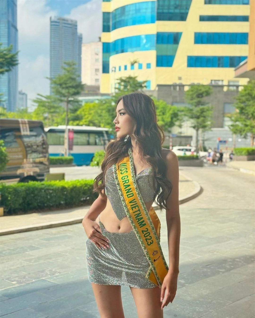 Loạt váy cut-out táo bạo của Lê Hoàng Phương ở Hoa hậu Hòa bình ảnh 17