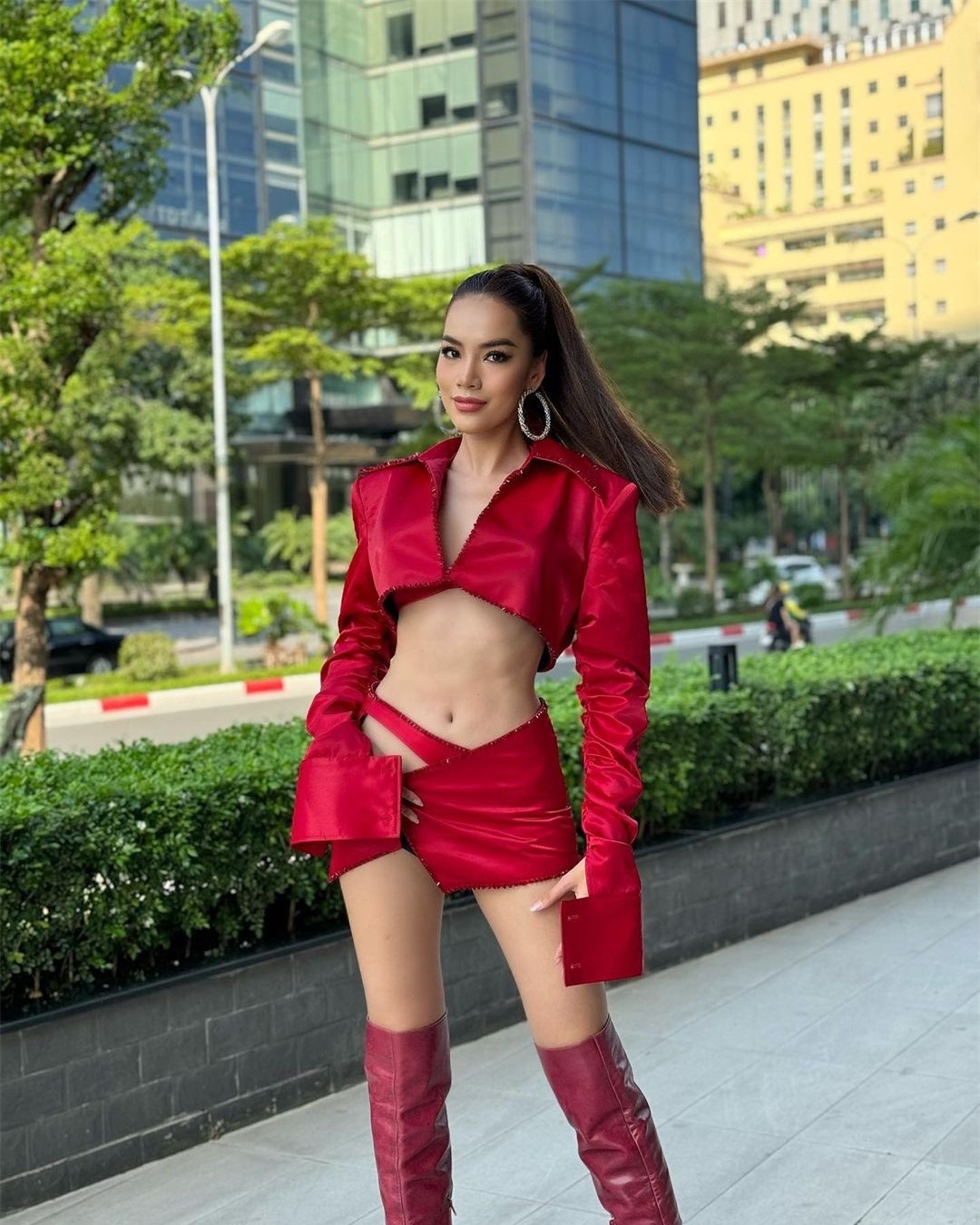 Loạt váy cut-out táo bạo của Lê Hoàng Phương ở Hoa hậu Hòa bình ảnh 4