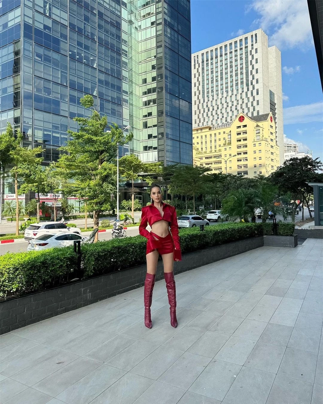 Loạt váy cut-out táo bạo của Lê Hoàng Phương ở Hoa hậu Hòa bình ảnh 5