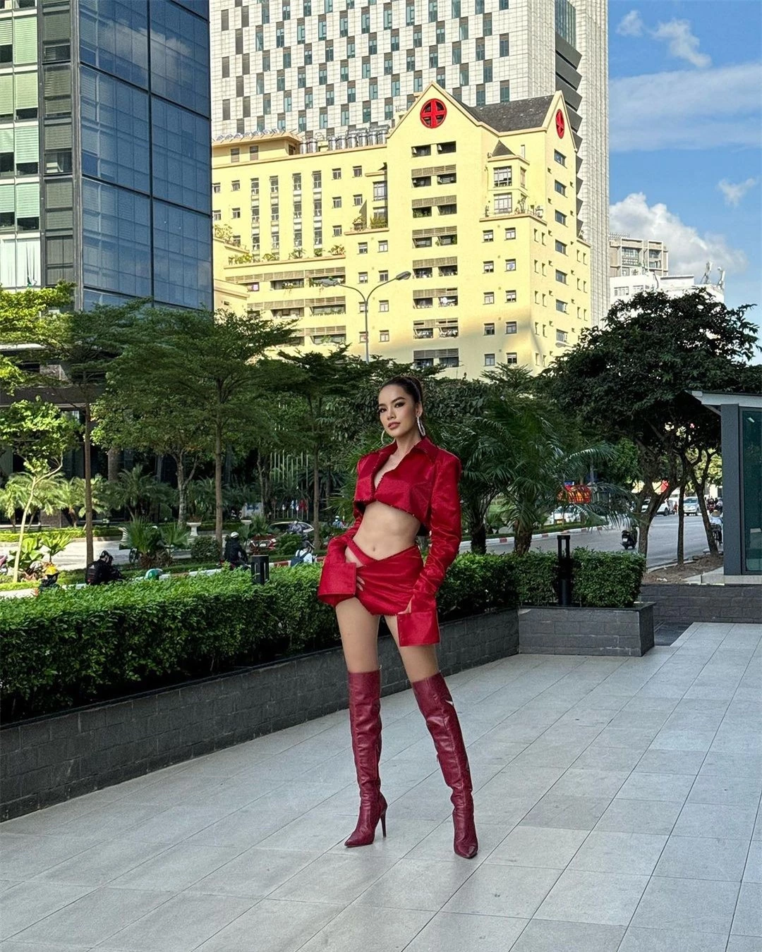 Loạt váy cut-out táo bạo của Lê Hoàng Phương ở Hoa hậu Hòa bình ảnh 6