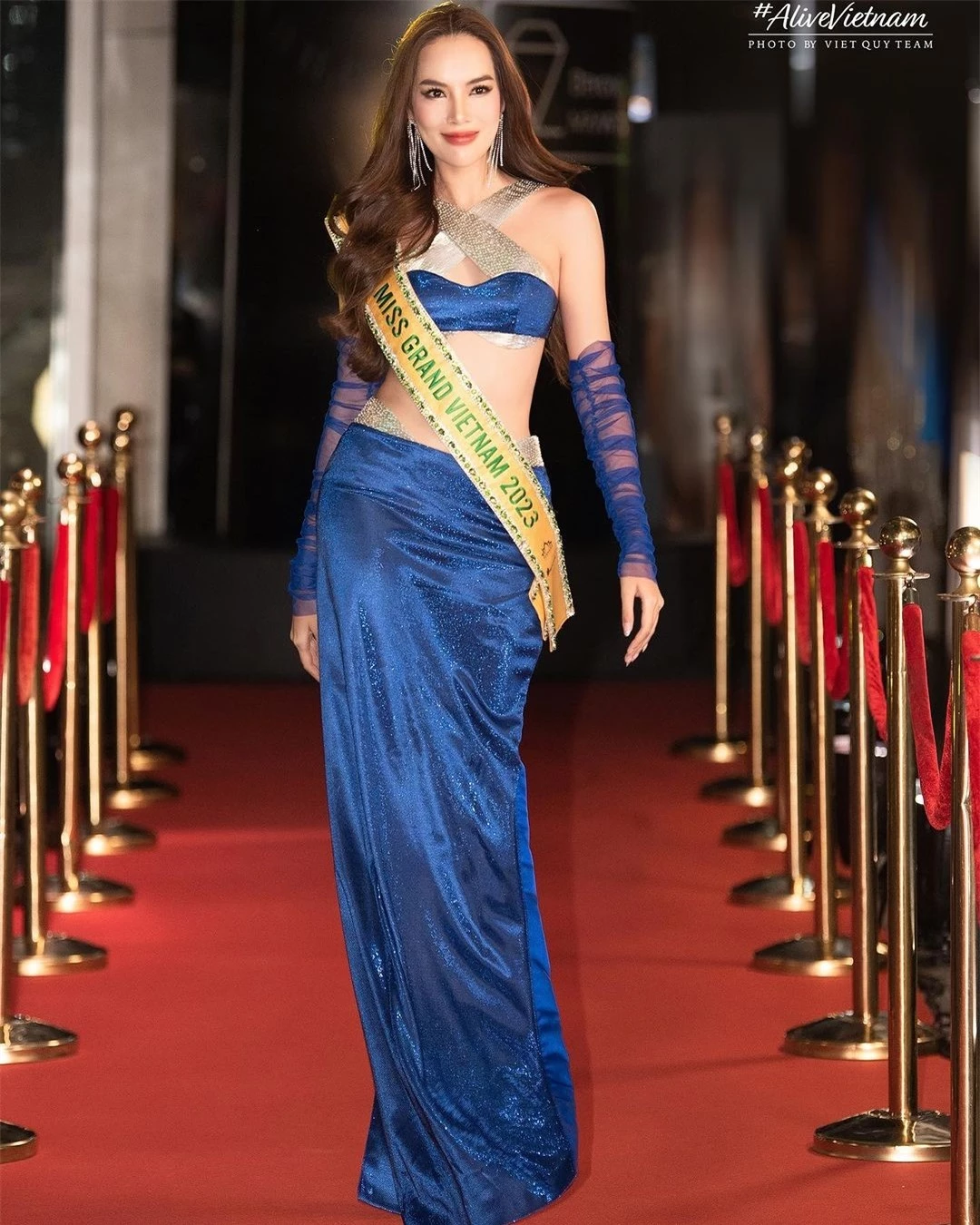 Loạt váy cut-out táo bạo của Lê Hoàng Phương ở Hoa hậu Hòa bình ảnh 7
